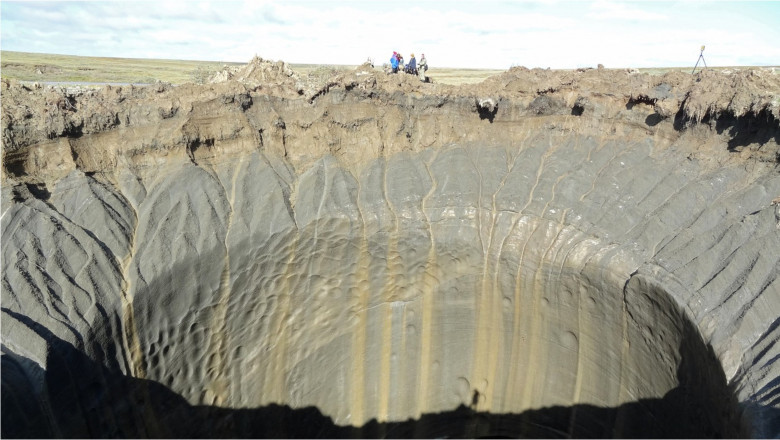 un crater uriaș din peninsula Iamal, Siberia