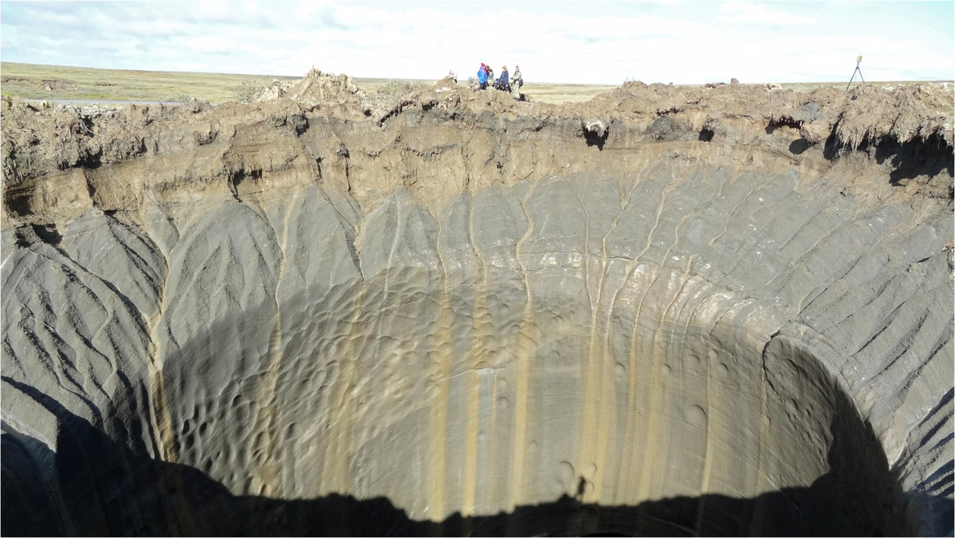 Cratere explozive în Siberia cauzate de schimbările climatice și permafrost eliberând metan în Arctica | sursa foto: Digi24 Cratere explozive în Siberia cauzate de schimbările climatice și permafrost eliberând metan în Arctica | sursa foto: Digi24