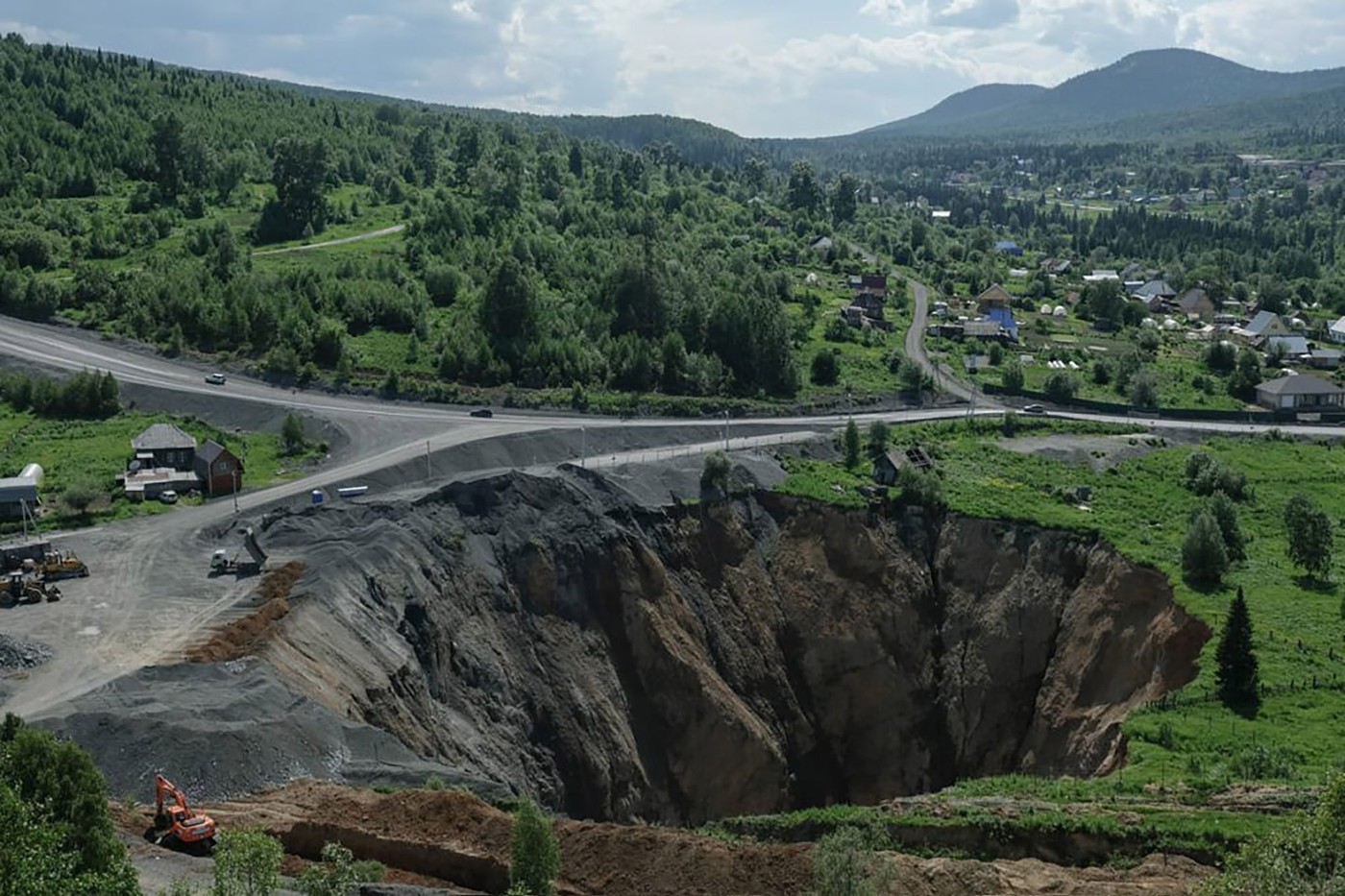De ce explodează tundra siberiană? Un nou studiu explică de ce apar atât de multe cratere uriașe în nordul Rusiei