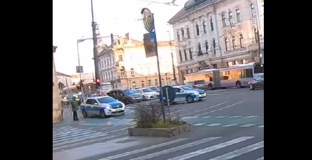 Maşina Poliţiei filmată circulând pe un trotuar din Cluj folosea abuziv mijloacele sonore şi luminoase. Agentul a fost sancționat