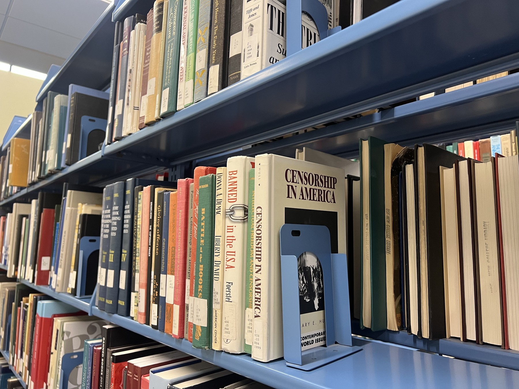 Sute de cărți interzise în școlile din Florida la cererea părinților. Printre ele, opere de Kurt Vonnegut, Hemingway, Mark Twain