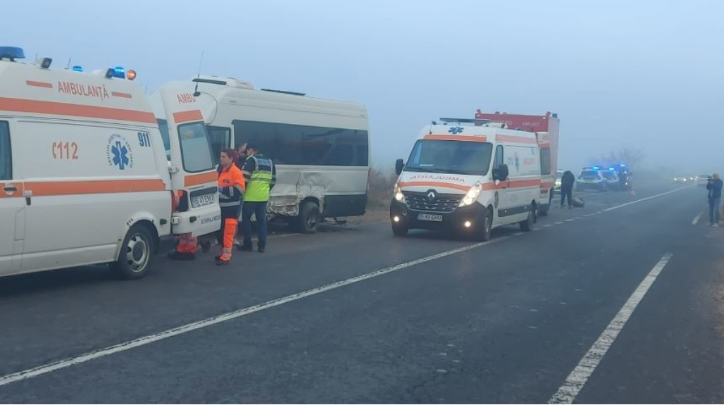 Accident grav în Iași cu 16 persoane implicate, dintre care 14 copii: două persoane au fost rănite. Poliția a deschis dosar penal