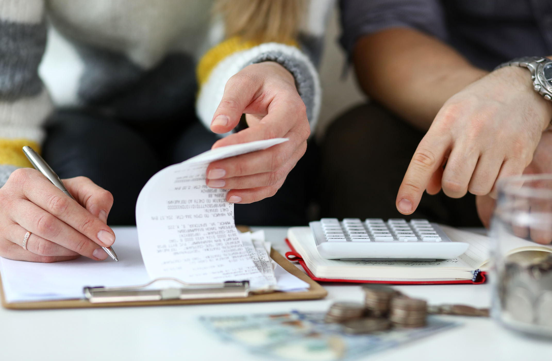 Salariul mediu, prea mic în România. Cum se descurcă o familie de antreprenori, cu doi copii, care încasează 15.000 de lei lunar