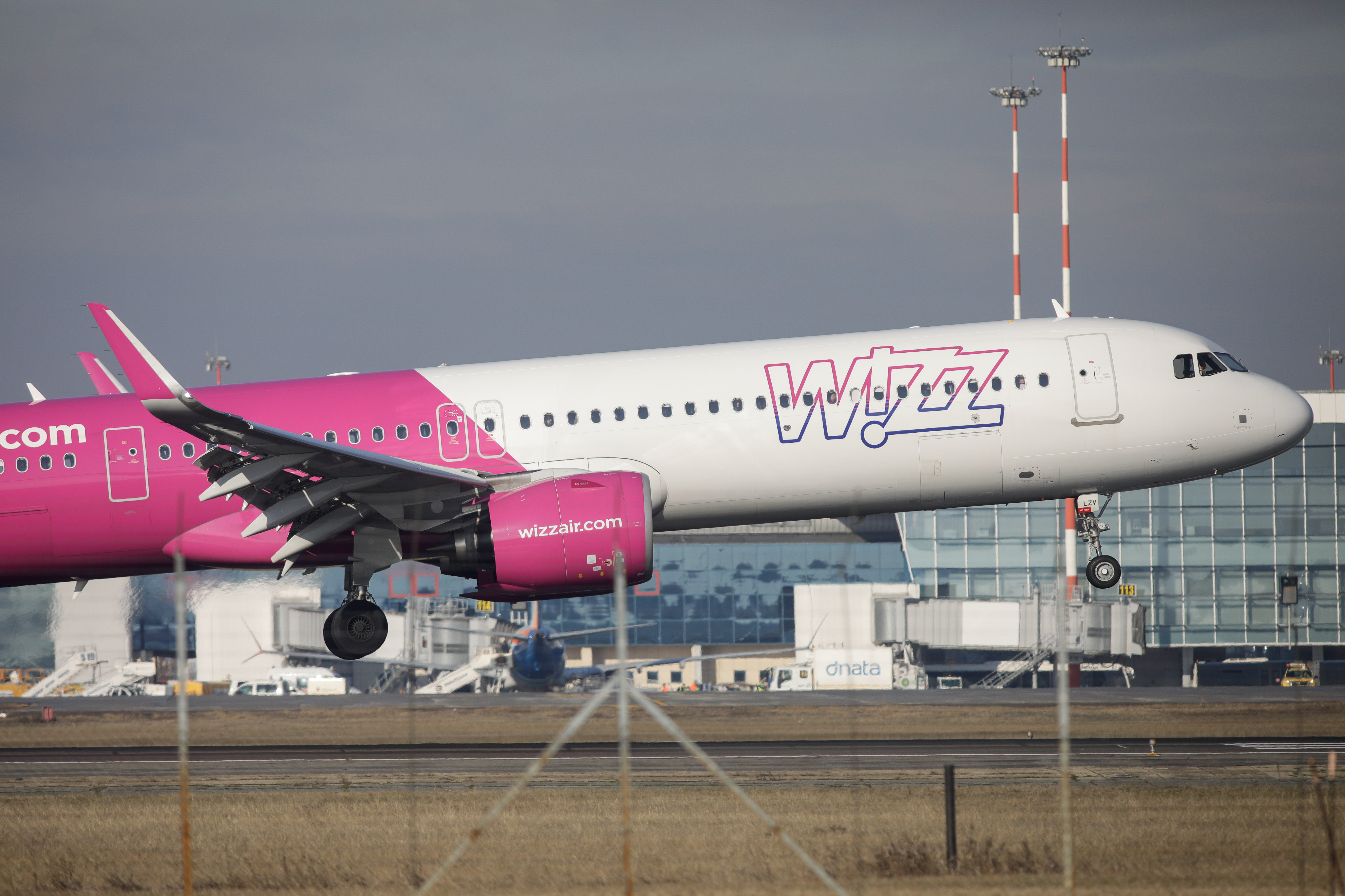 Membrii echipajului unui zbor Wizz Air din Cluj au inhalat vapori toxici în cabina aeronavei. Răspunsul companiei aeriene
