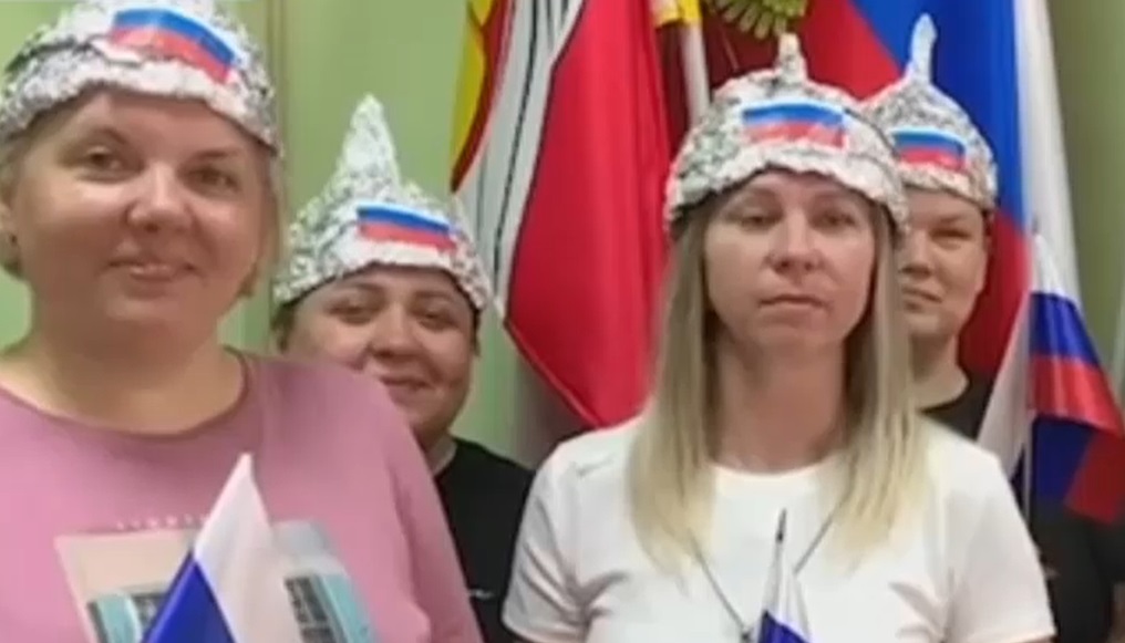 „Pălăriile Patriei”. Profesoare din Rusia, păcălite să facă și să poarte coifuri din staniol. Motivul invocat de cel care a făcut farsa