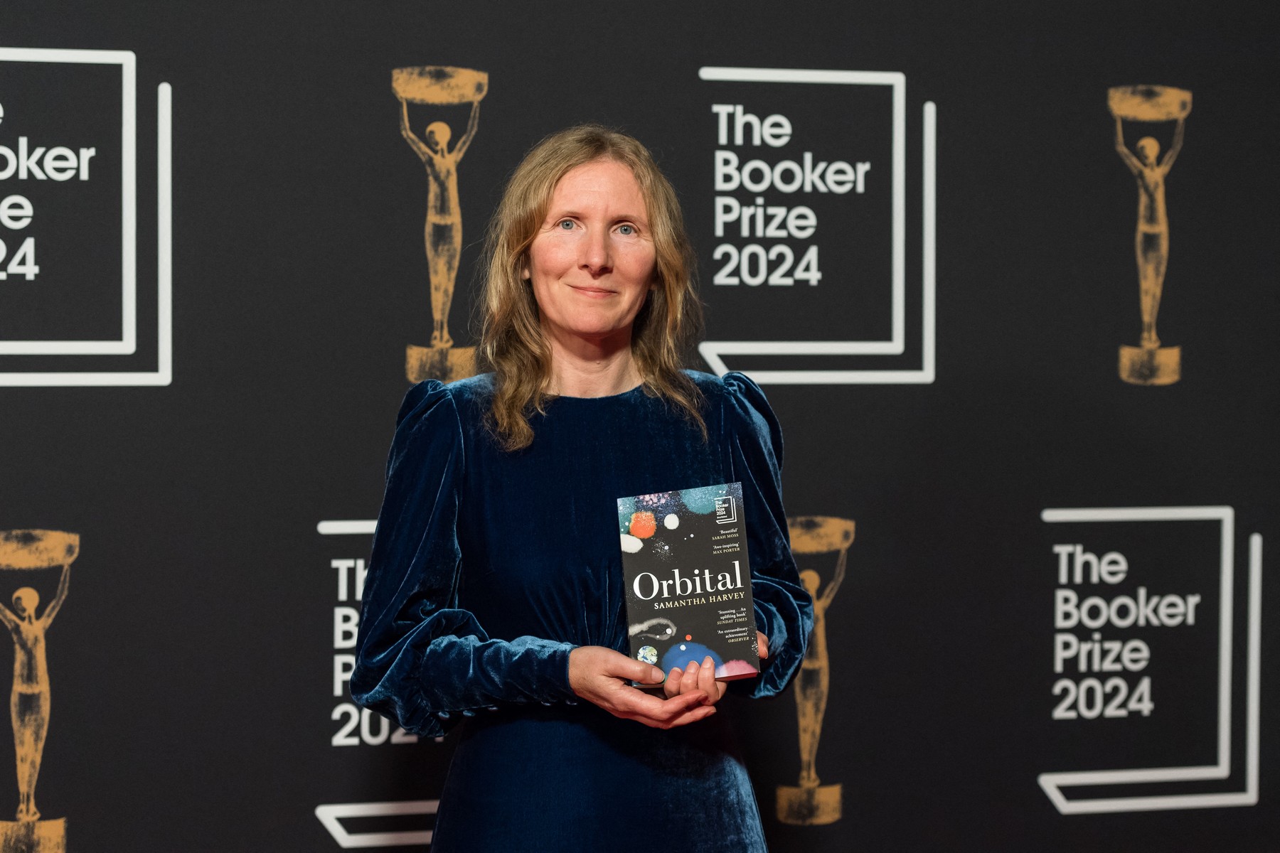 Autoarea britanică Samantha Harvey a câștigat Booker Prize cu „Orbital”, o poveste despre spațiu. Din premiu, ea își va lua o bicicletă