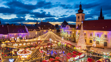 Târgul de Crăciun din Sibiu își anunță deschiderea vineri, 15 noiembrie. În acest an, un autocar din București ajunge direct în Sibiu. Foto Shutterstock