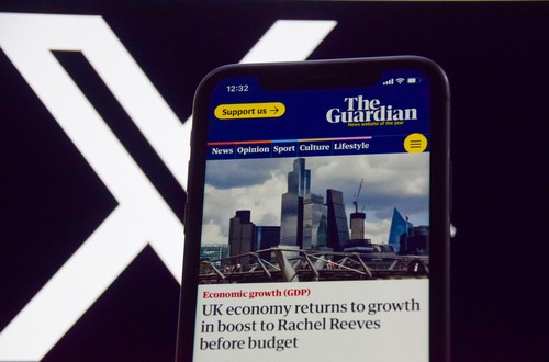 „O platformă mediatică toxică.” Cotidianul The Guardian anunță nu va mai posta pe reţeaua socială X a lui Elon Musk