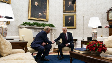 Le président américain Joe Biden et le président élu américain Donald Trump lors d'une réunion dans le bureau ovale de la Maison Blanche à Washington