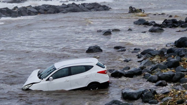 masini duse de apa in mare, in siclia