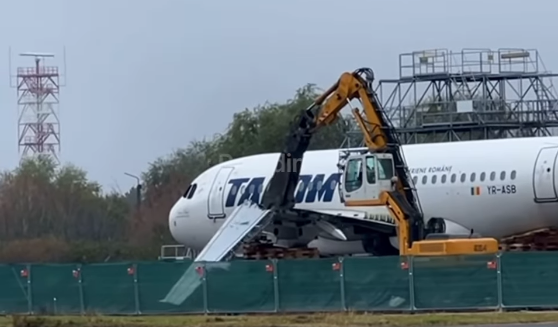 VIDEO. TAROM a scos din serviciu patru aeronave A318. Două sunt tăiate în fața hangarului de la Otopeni