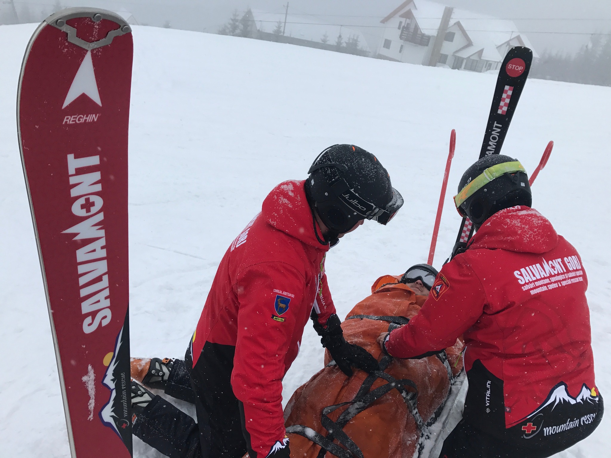 Peste 400 de intervenţii ale salvamontiştilor. Câte incidente au fost în noaptea de Revelion
