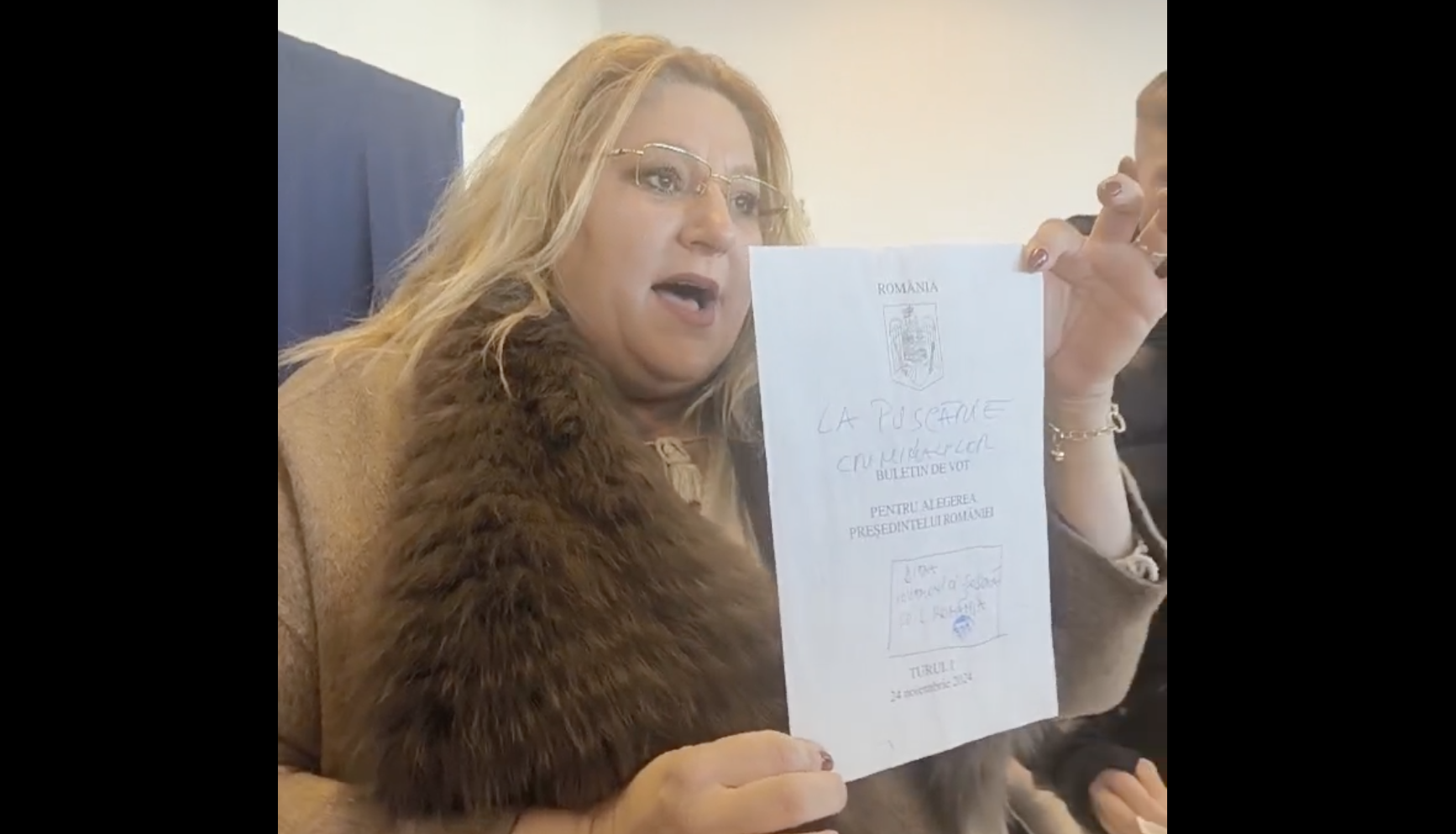 Șoșoacă a transmis live din cabina de vot și a făcut circ în secție: „Blestemați să fiți tot sistemul”