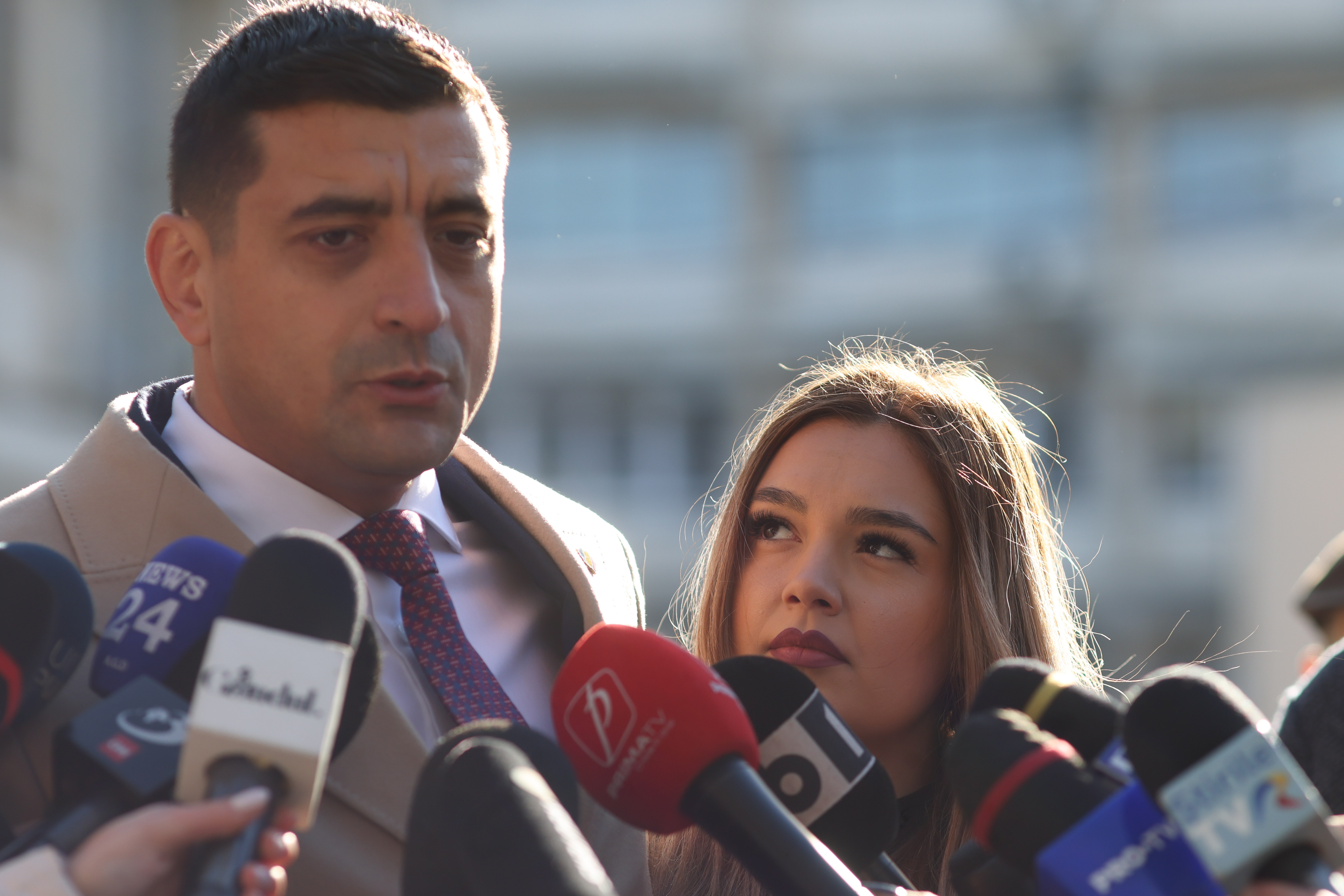 George Simion a mers la Palatul Cotroceni, pentru consultări, dar a anunțat că nu intră: „AUR nu recunoaște legitimitatea lui Iohannis”