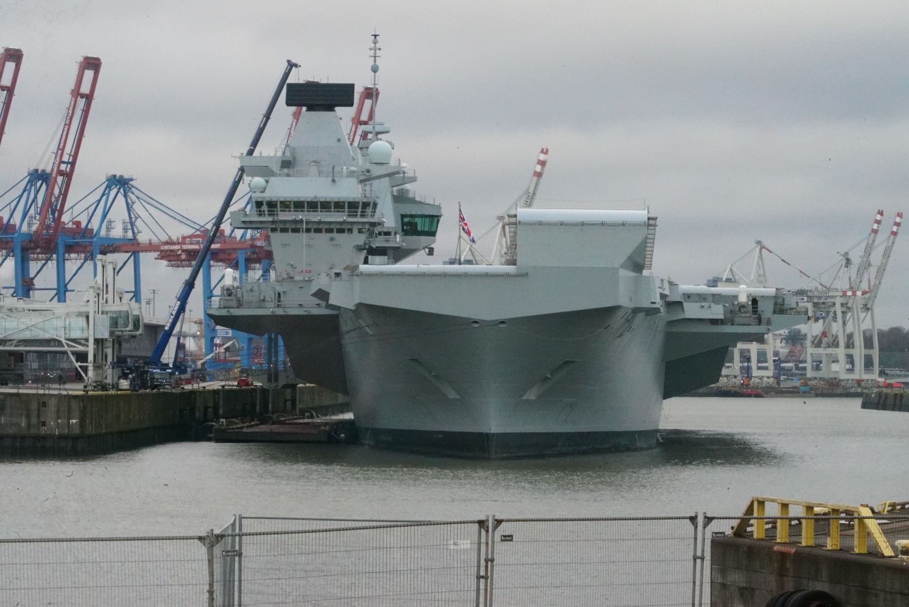 O dronă-spion a fost descoperită urmărind portavionul britanic HMS Queen Elizabeth în Portul Hamburg