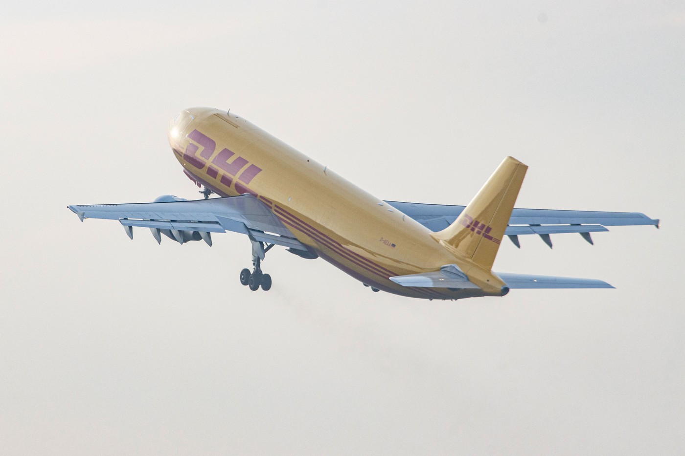 Un avion cargo s-a prăbușit lângă aeroportul din Vilnius, într-o zonă rezidențială. O persoană a murit