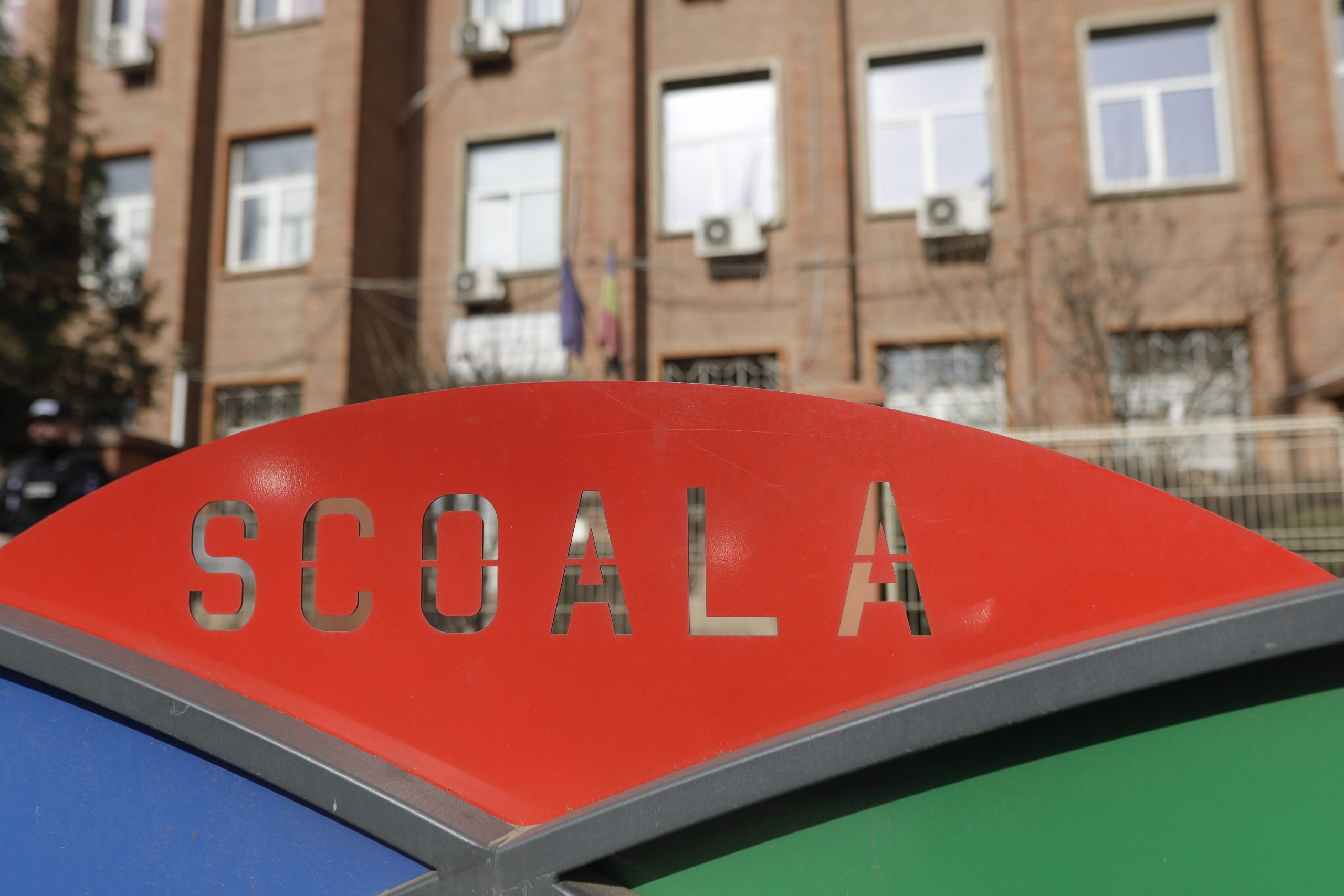 Doi elevi au fost răniți în timpul orelor, după ce le-a căzut tavanul în cap. Incidentul, la o școală din Târgu Mureș