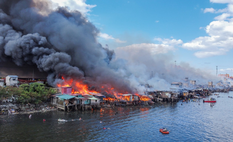 PHILIPPINES MANILA SLUM AREA FIRE