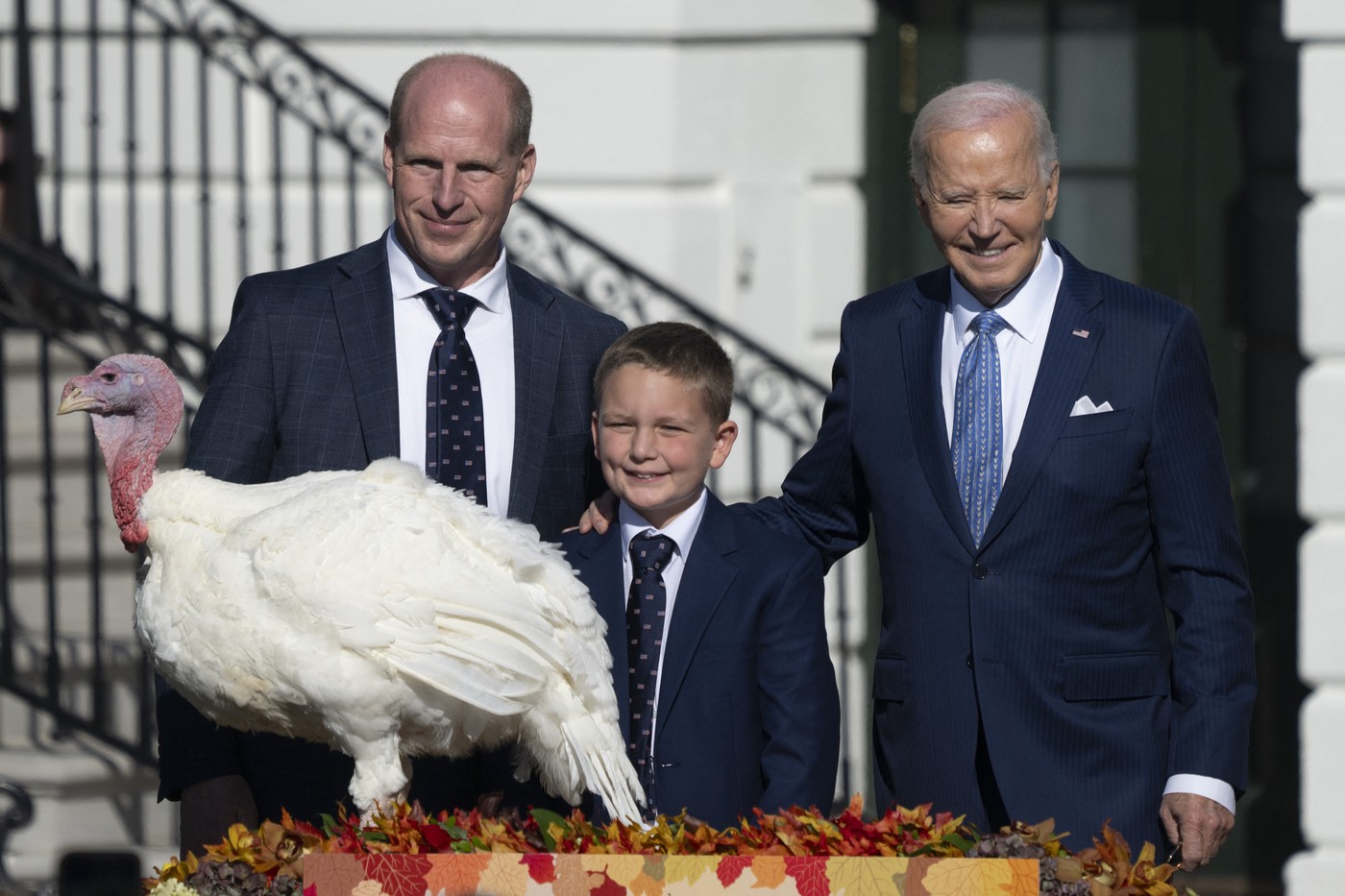 Joe Biden i-a grațiat pe curcanii Peach şi Blossom la Casa Albă, în ultima ceremonie de Ziua Recunoștinței din mandatul său