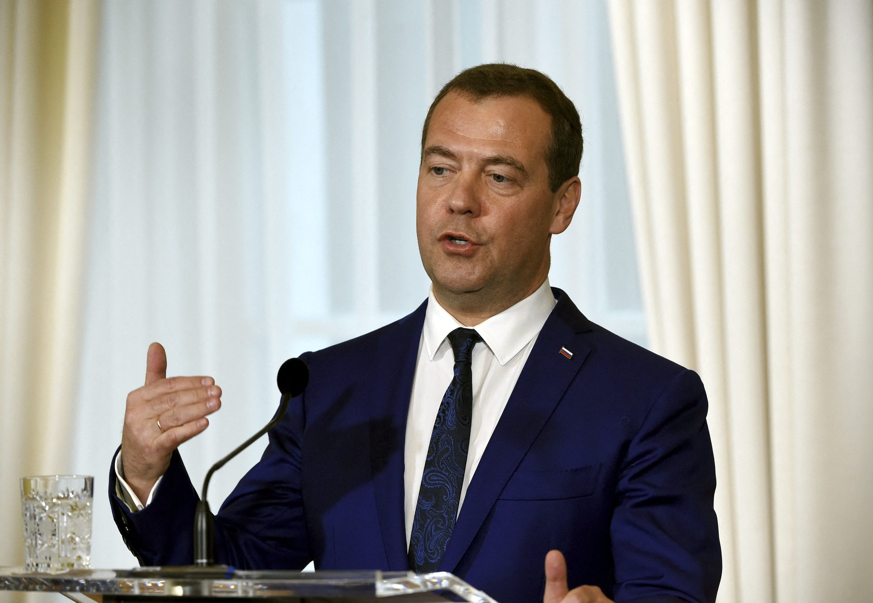 Dmitri Medvedev amenință cu o ripostă nucleară a Rusiei, dacă Occidentul va dota Ucraina cu arme atomice