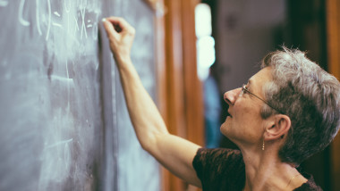 profesoara de matematica scrie la tabla