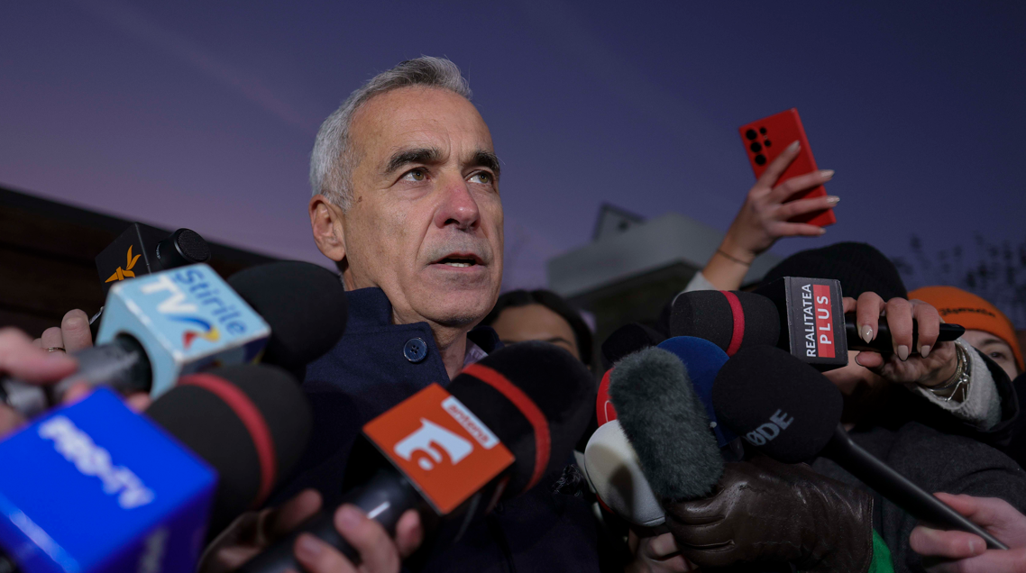 Călin Georgescu, supărat pe jurnaliști. I-a chemat în fața casei la declarații de presă, apoi le-a trântit ușa în nas: Nu iau întrebări