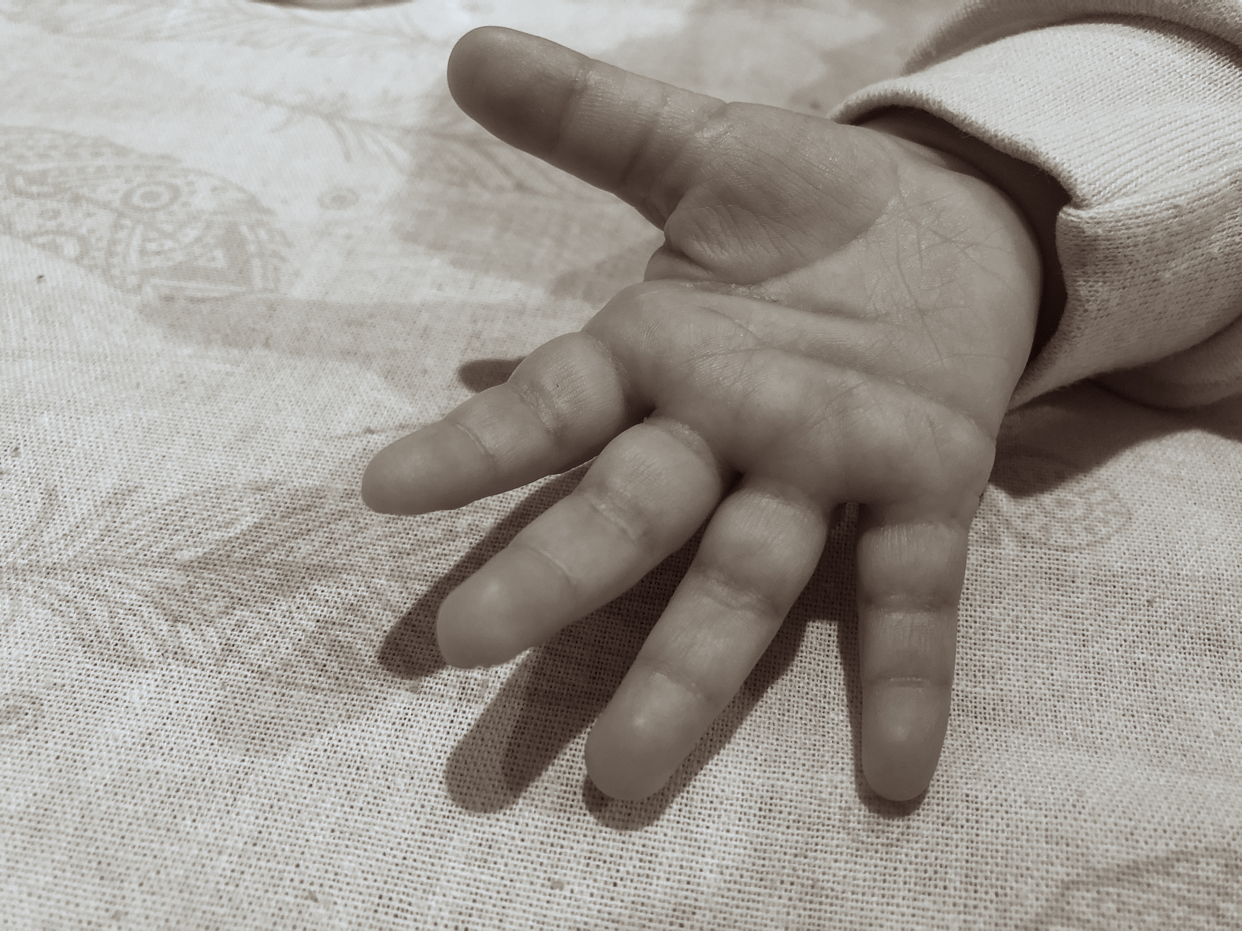 Caz de „cruzime extremă”, în Anglia. O mamă și-a ținut fetița timp de trei ani doar într-un sertar, în întuneric