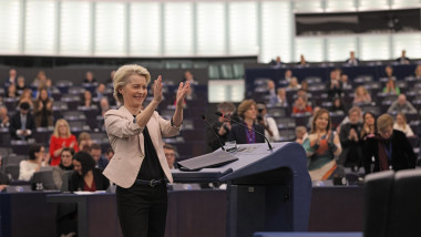 ursula vd leyen aplauda in parlamentul european dupa ce comisia europeana a primit votul de investire