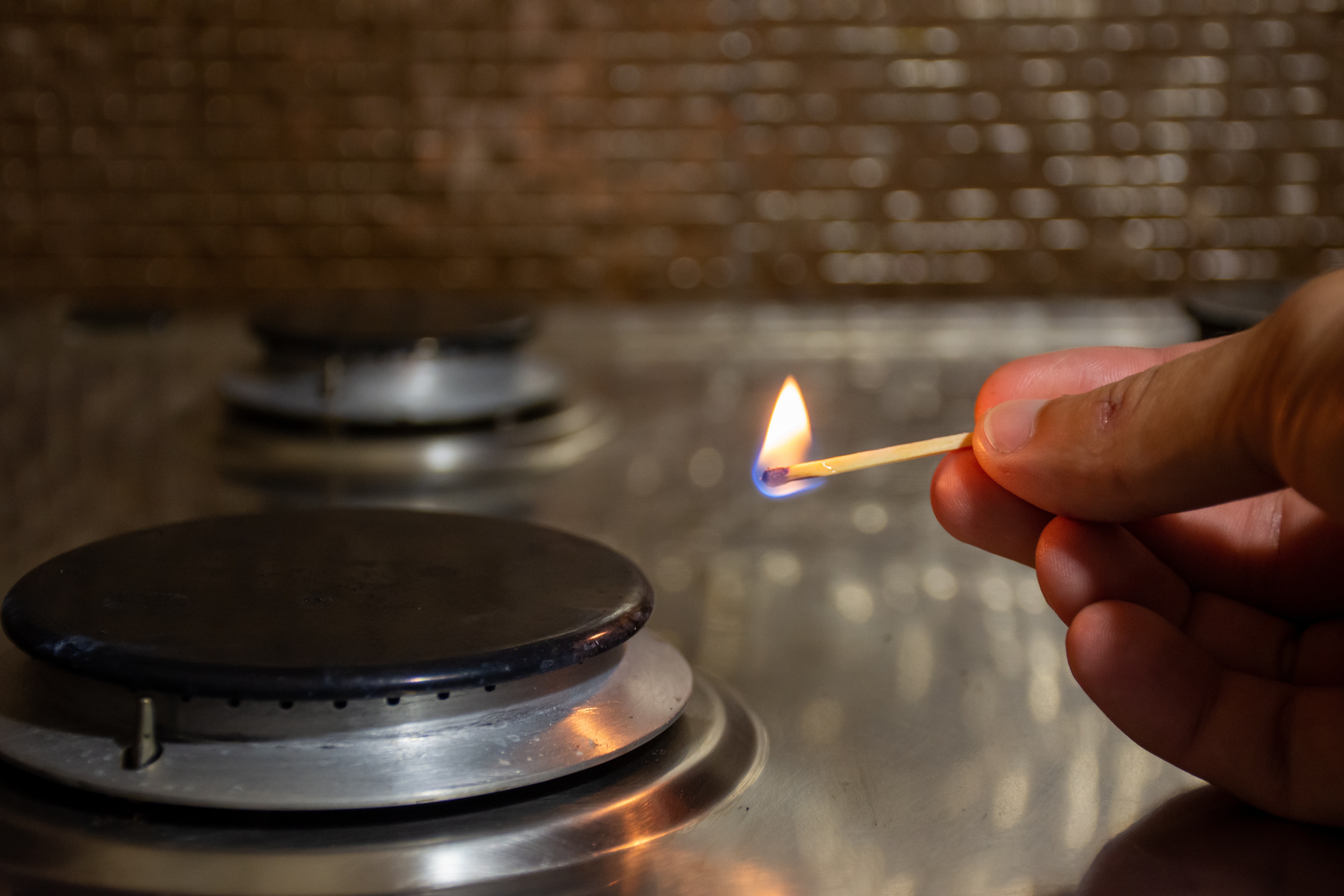 Pericolul la care se expun românii care folosesc aragazul pentru a se încălzi. Medic: „Iarna înregistrăm cazuri fatale”