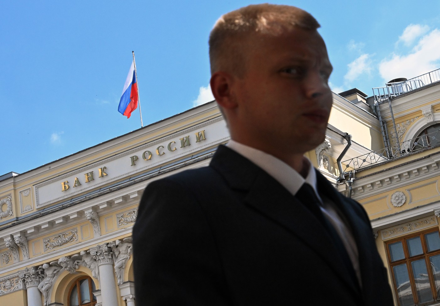 Rubla rusească e în picaj liber. Oligarhii sunt furioși pe măsurile luate de Banca Centrală a Rusiei