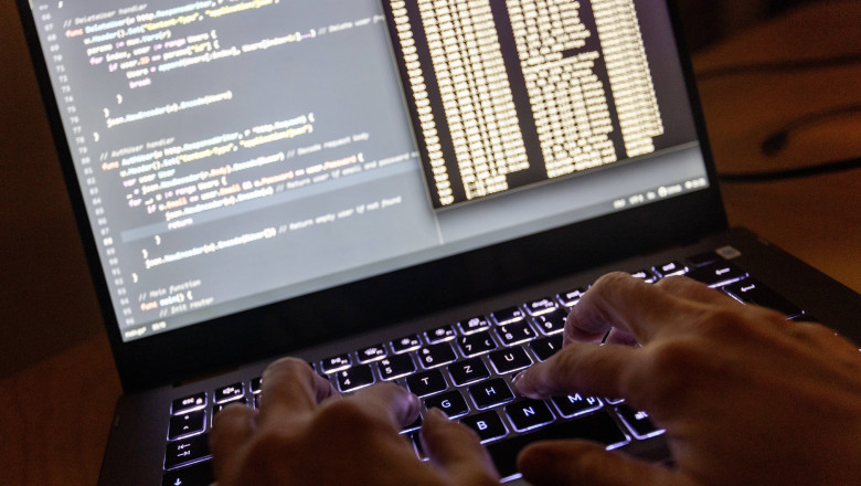 Symbolbild Hackerangriff ILLUSTRATION - Quellcode eines Webservers sowie die Windows-Eingabeaufforderung sind einem Lapt