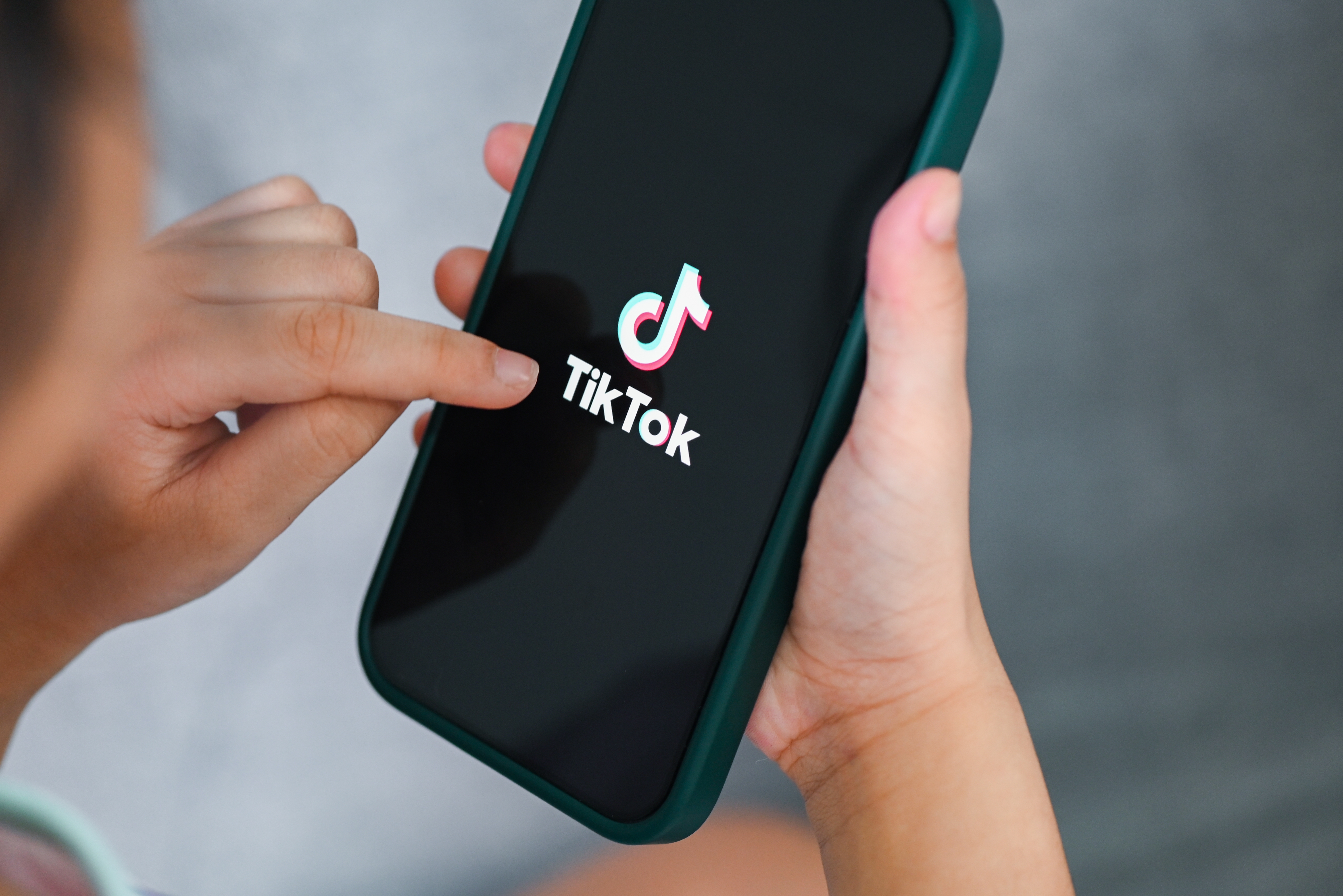 Un copil de 11 ani, între viață și moarte la Paris, după ce a încercat să imite un video de pe TikTok