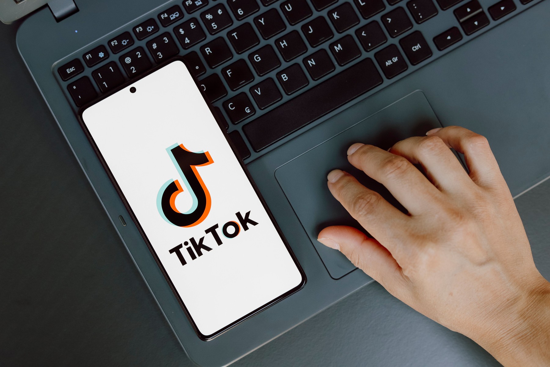TikTok către autorităţi: „Nu am găsit nicio dovadă a vreunei influenţe străine. Am şters 10 milioane de urmăritori falși” în România