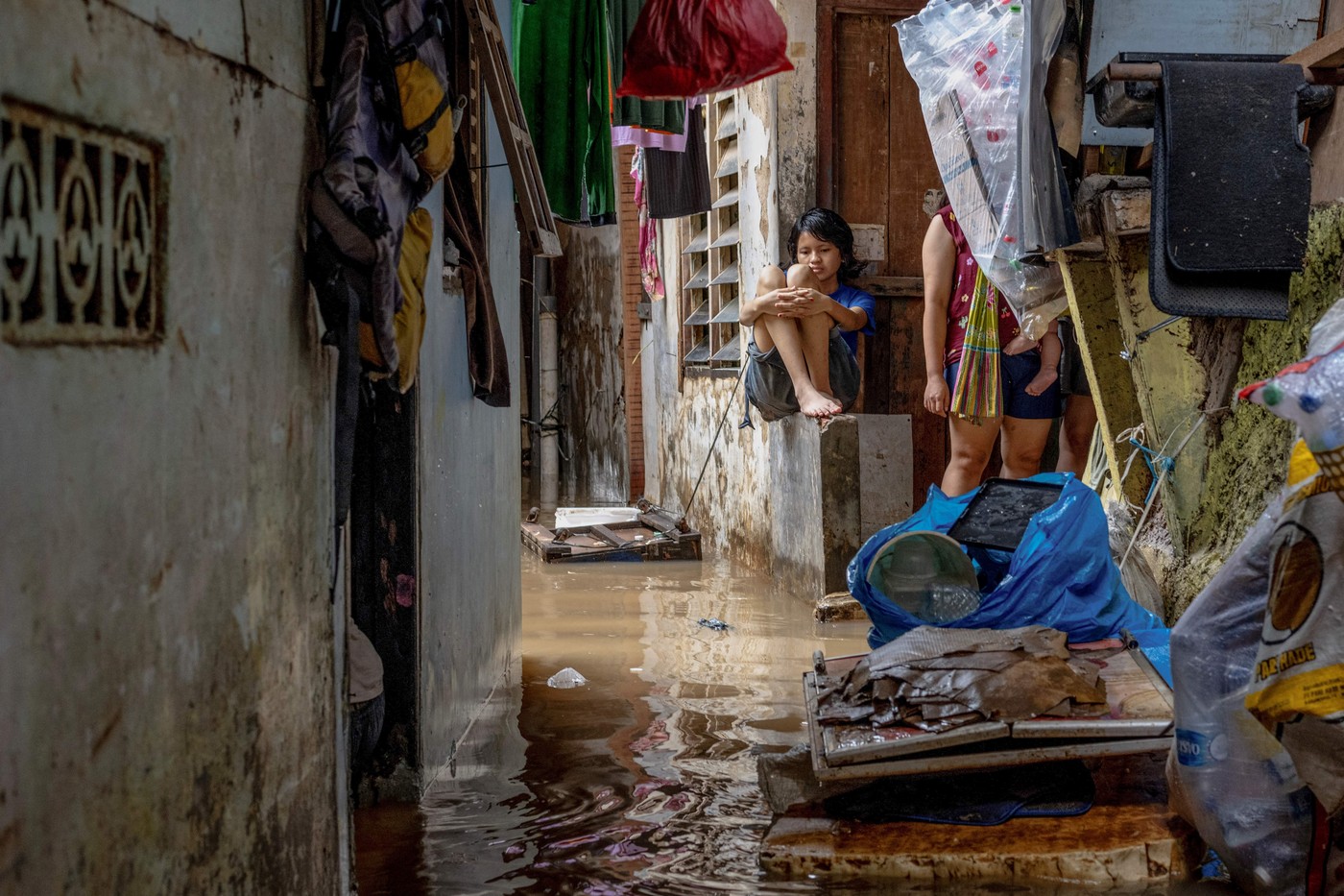 Fenomene meteo extreme în Indonezia cu inundații și alunecări de teren | sursa foto: Digi24 Fenomene meteo extreme în Indonezia cu inundații și alunecări de teren | sursa foto: Digi24