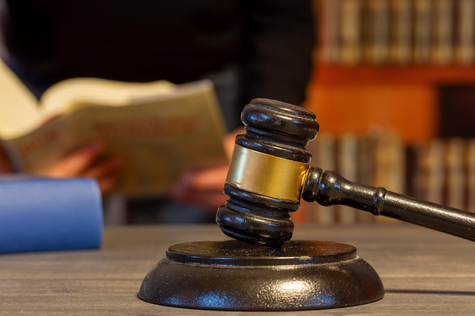 Un îngrijitor de copii, închis pe viață după ce a abuzat sexual peste 60 de fete cu vârste până în șapte ani