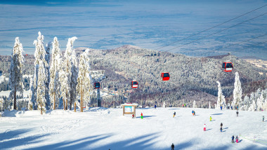 Când se deschid pârtiile de schi din România. Într-una dintre cele mai vizitate stațiuni montane de la noi se schiază deja. Foto Shutterstock