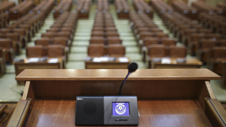 Parlamentarii din comisii nu vor mai putea utiliza mașinile de serviciu în perioada vacanței