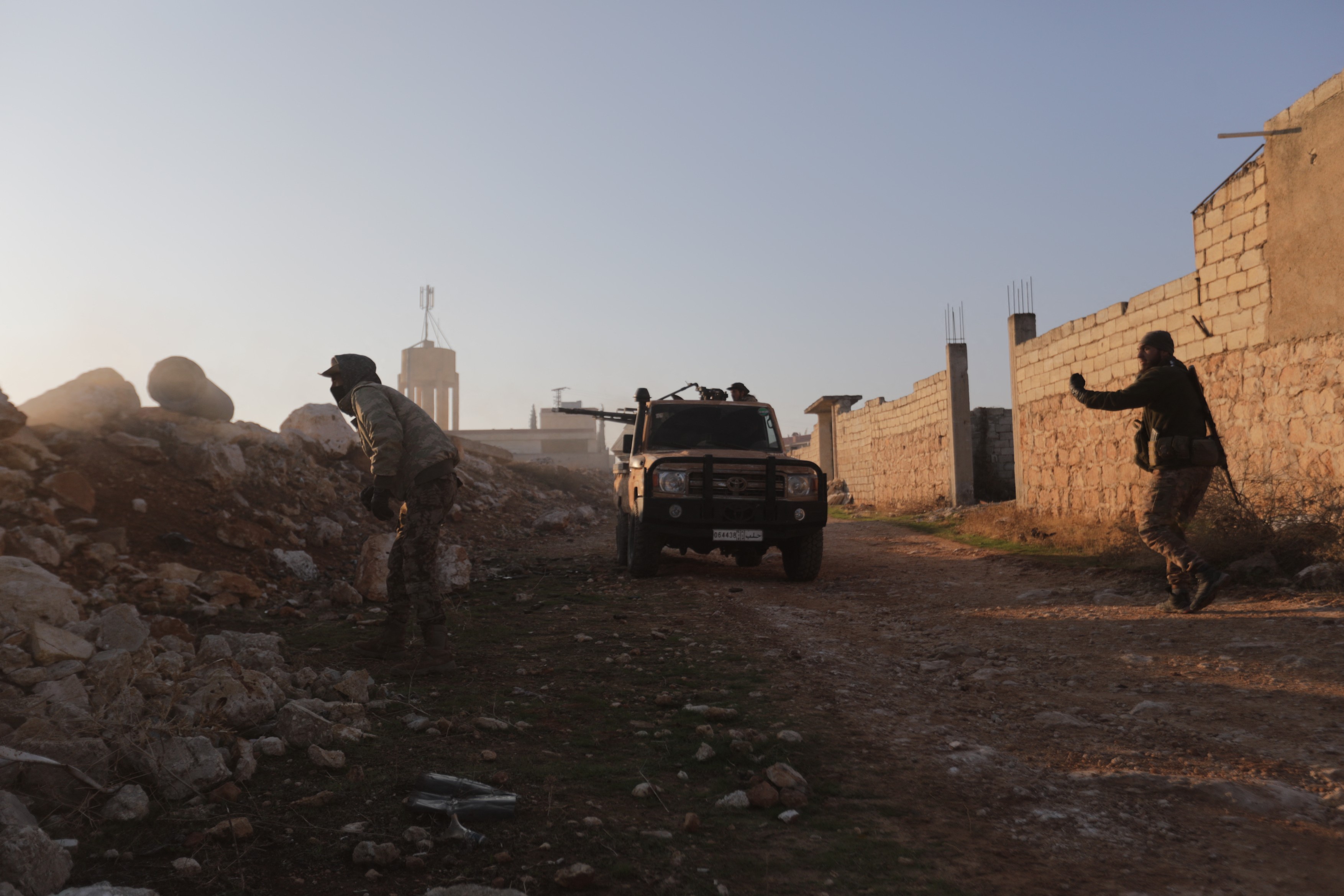 Ofensivă-fulger a rebelilor în Siria, care au intrat în orașul Alep. Forțele guvernamentale, susținute de Rusia, bat în retragere