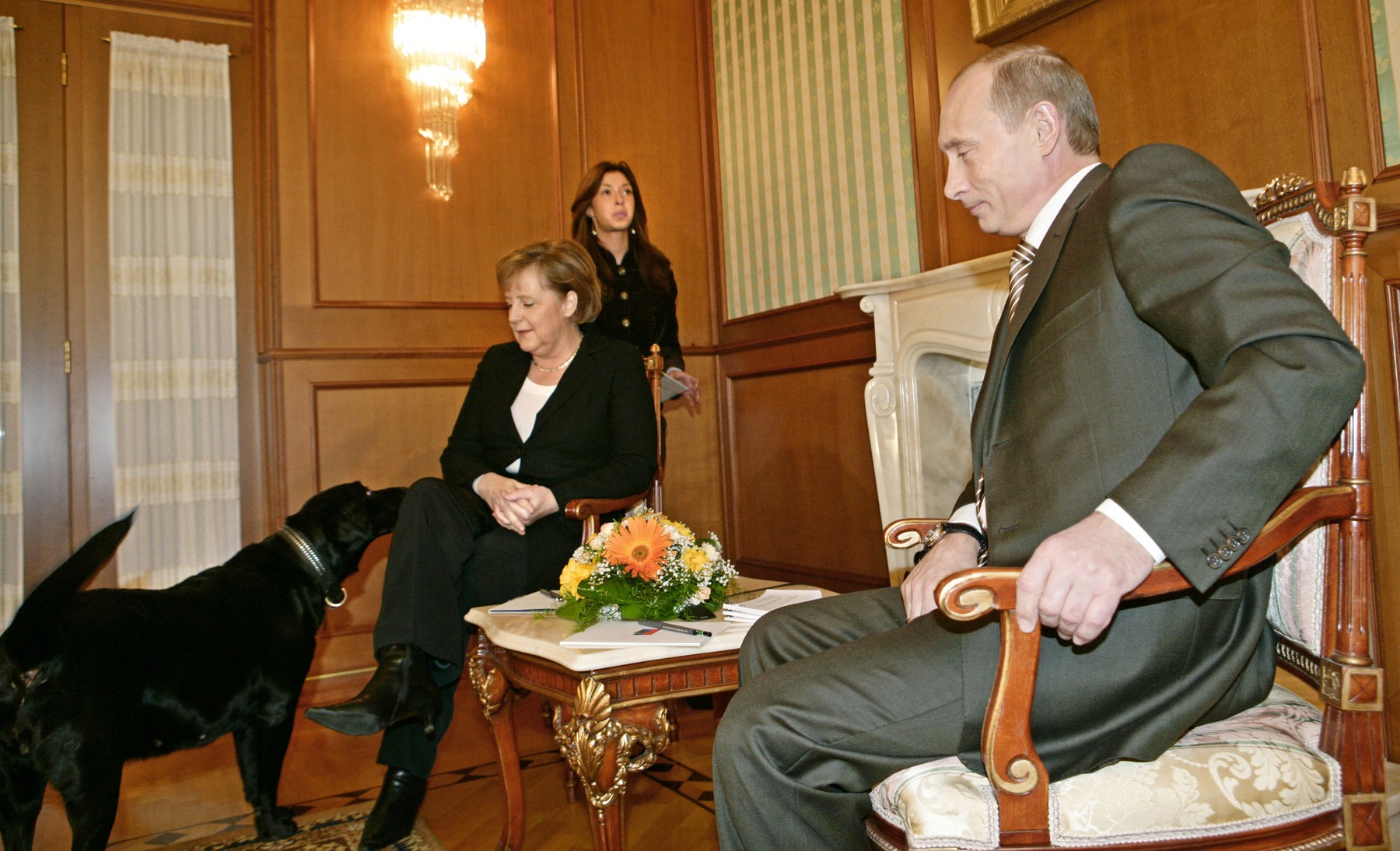 Putin neagă că a intenționat să o sperie pe Angela Merkel, când și-a lăsat câinele în încăperea unde avea loc întrevederea lor