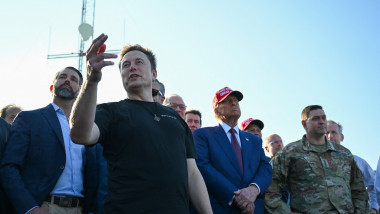 Elon Musk, oferind explicații invitaților Donald Trump și Donald Trump Jr., la momentul lansării Starship. Foto: Profimedia Images