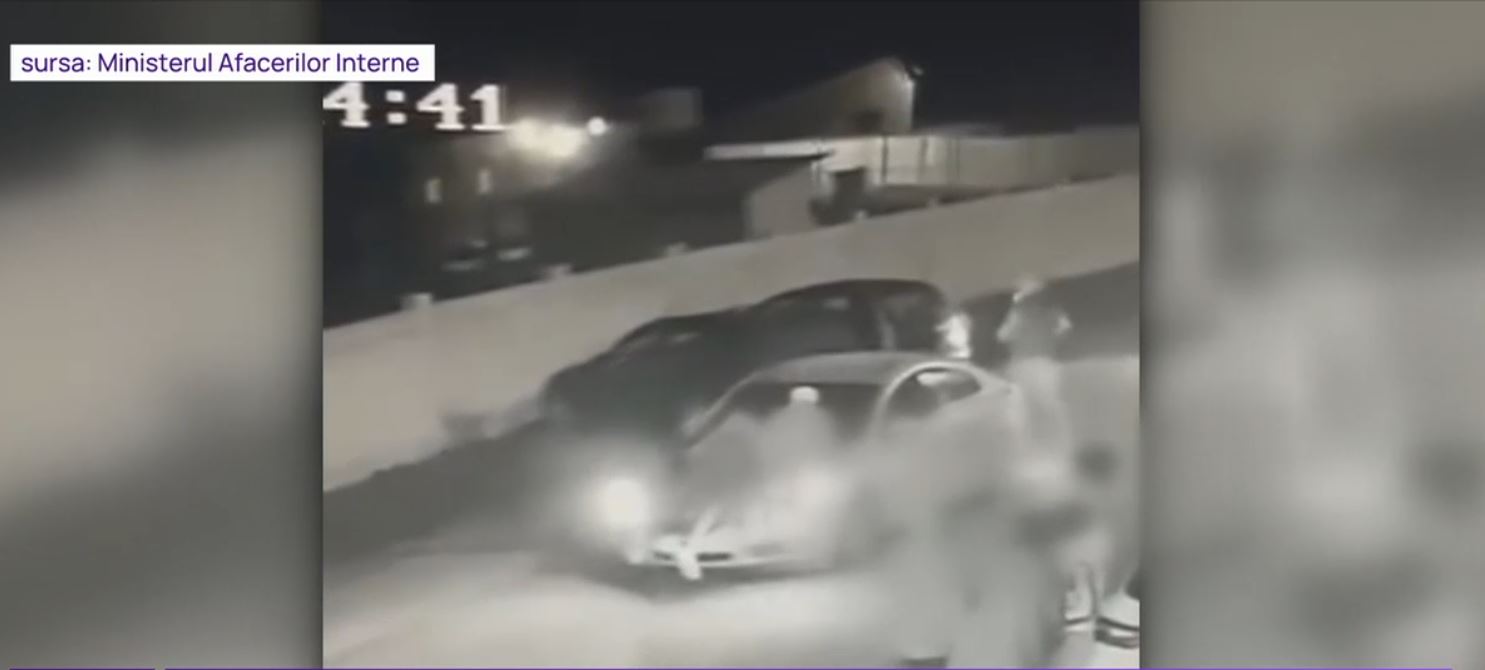 VIDEO Distracție periculoasă: Doi tineri s-au urcat pe capota unei mașini și au făcut accident. Unul dintre ei a fost grav rănit