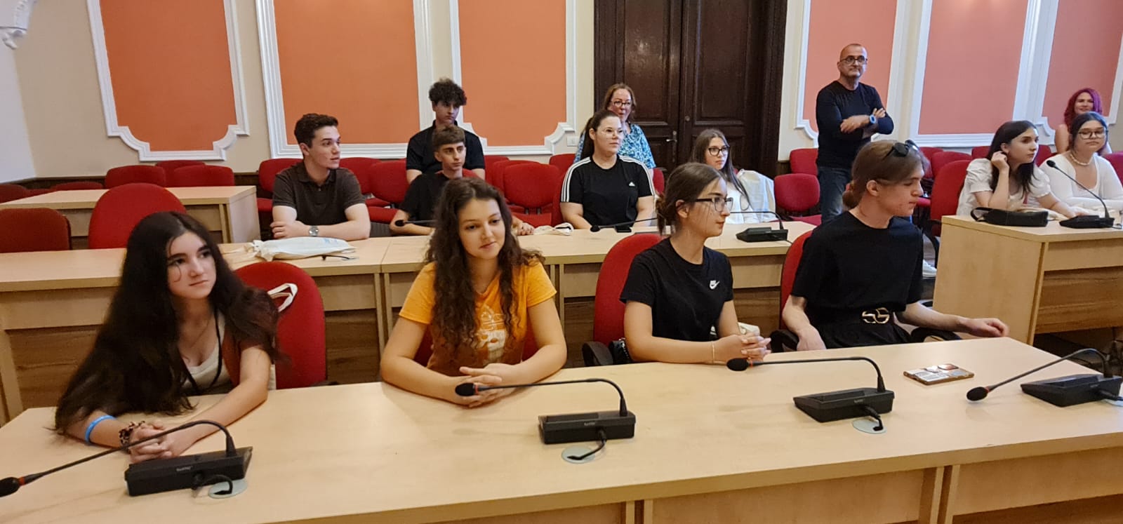 Scrisoarea unei adolescente de 15 ani pentru adulți: „Nu vreau să ne vedeți ca pe o amenințare, ci ca pe un pilon în viața voastră”