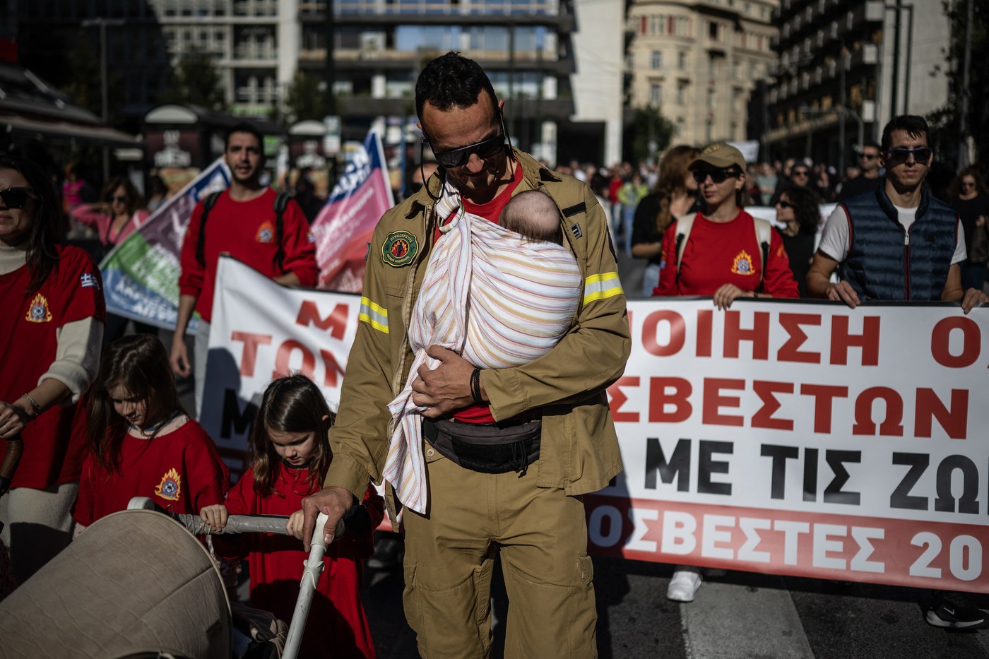 Grevă generală și proteste în Grecia. „Când vin facturile de electricitate avem atacuri de cord”