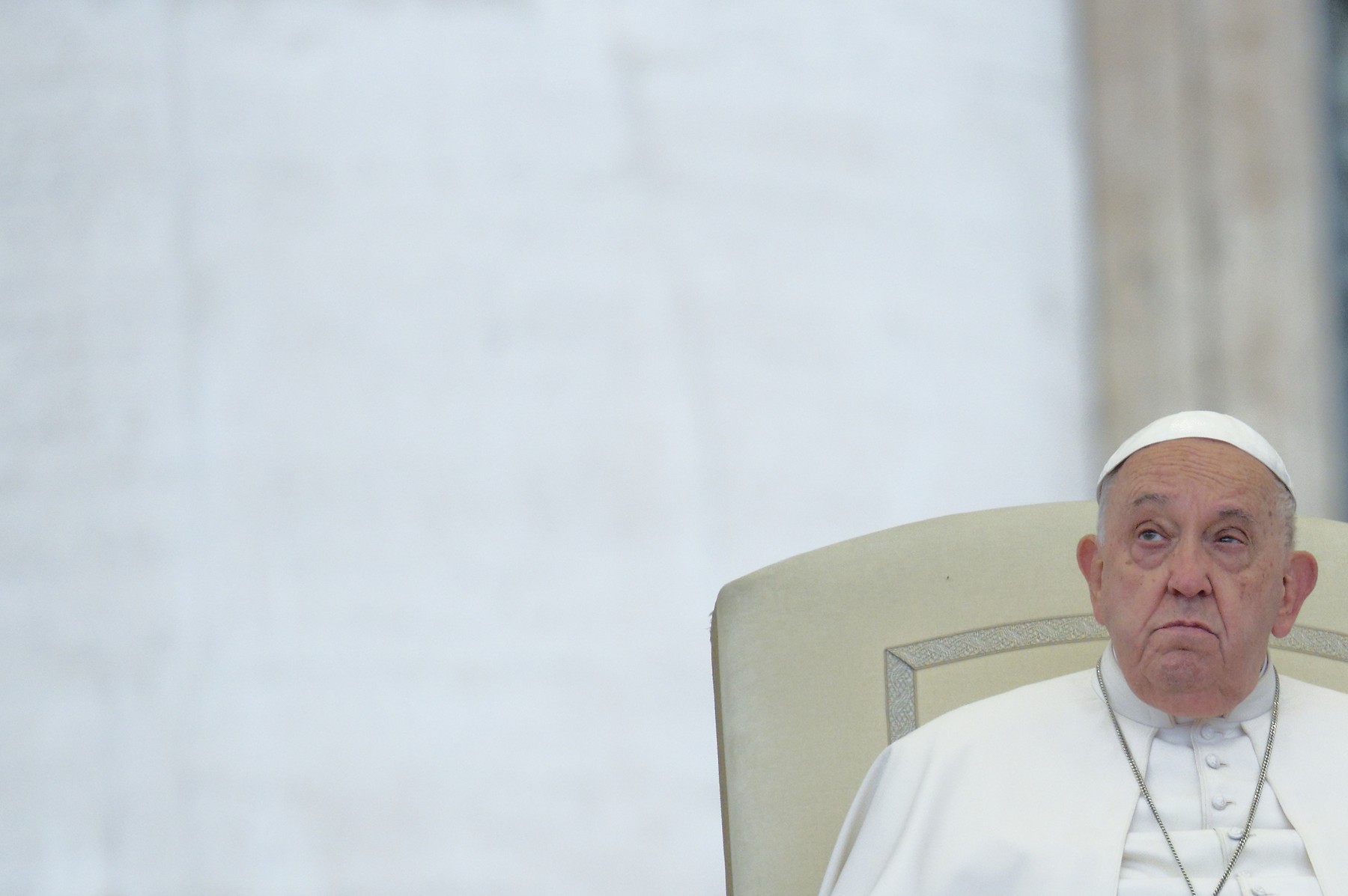 Papa Francisc şi-a anunţat dorinţa de a fi înmormântat într-un sicriu simplu, din lemn. La ce tradiții mai renunță Suveranul Pontif