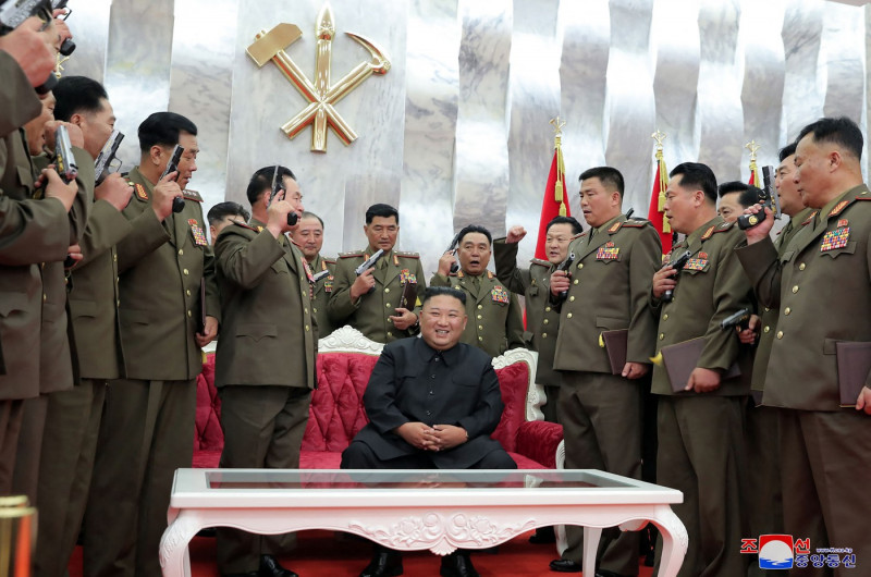 kim-jong-un-generali-pistoale-comemorative