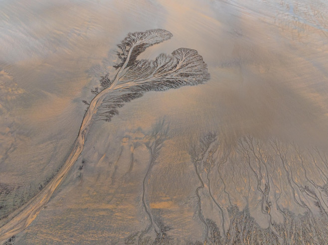 Natural patterns appear on riverbed of Qiantang River