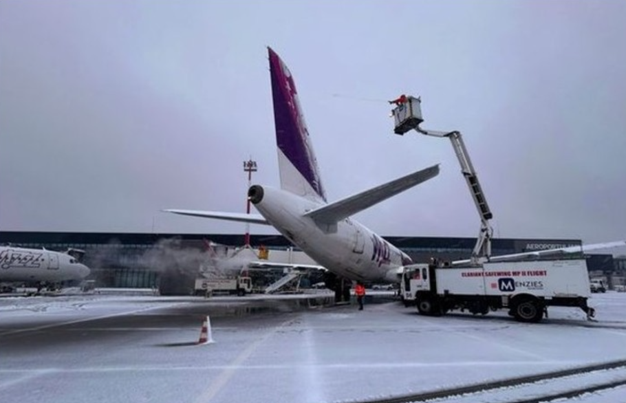 Zboruri amânate cu până la trei ore pe aeroportul din Iași din cauza ninsorilor