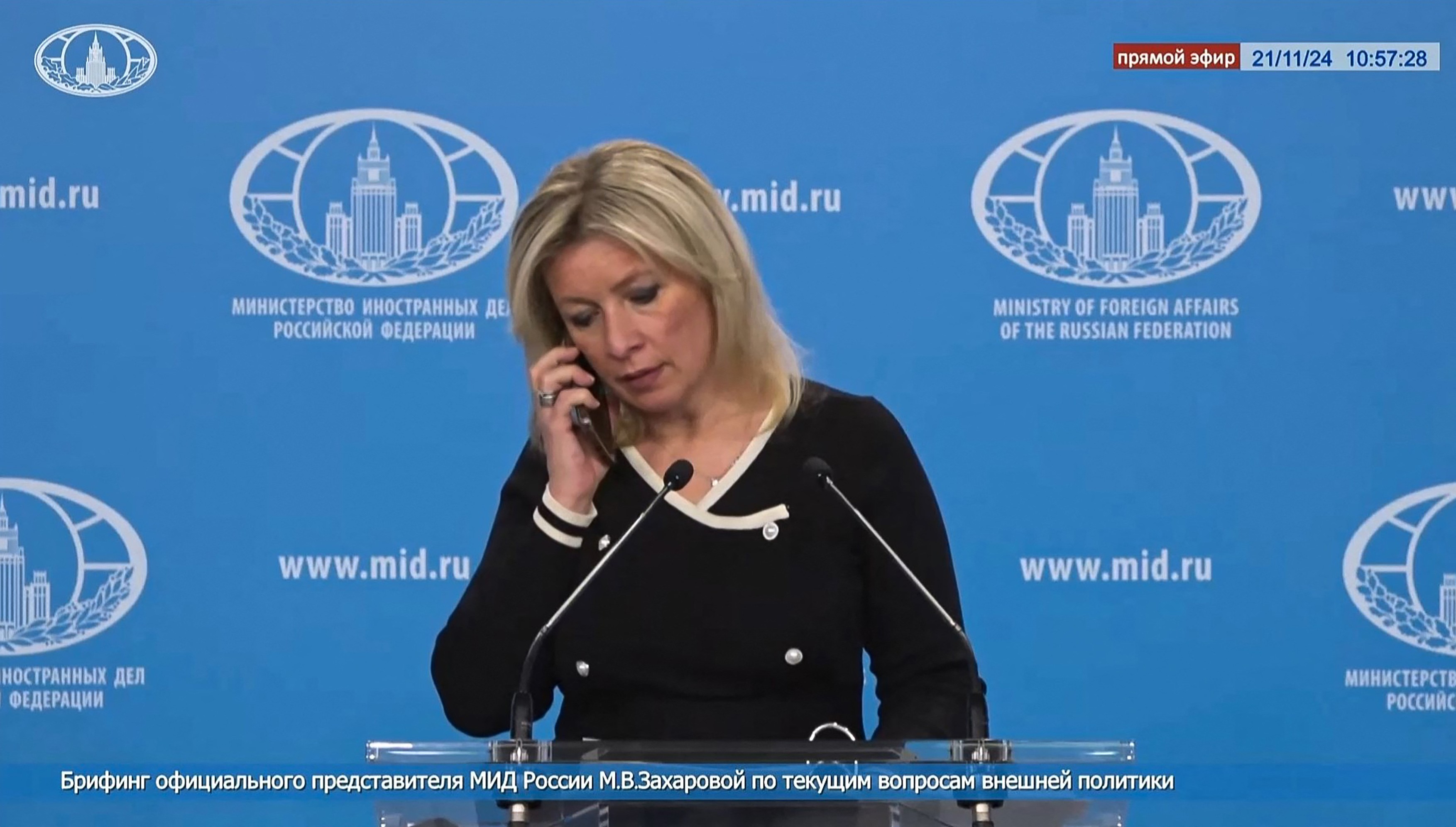 „Mașa, nu spune nimic despre atacul cu rachetă balistică”. Zaharova, sunată în direct în timpul unei conferințe și instruită ce să facă