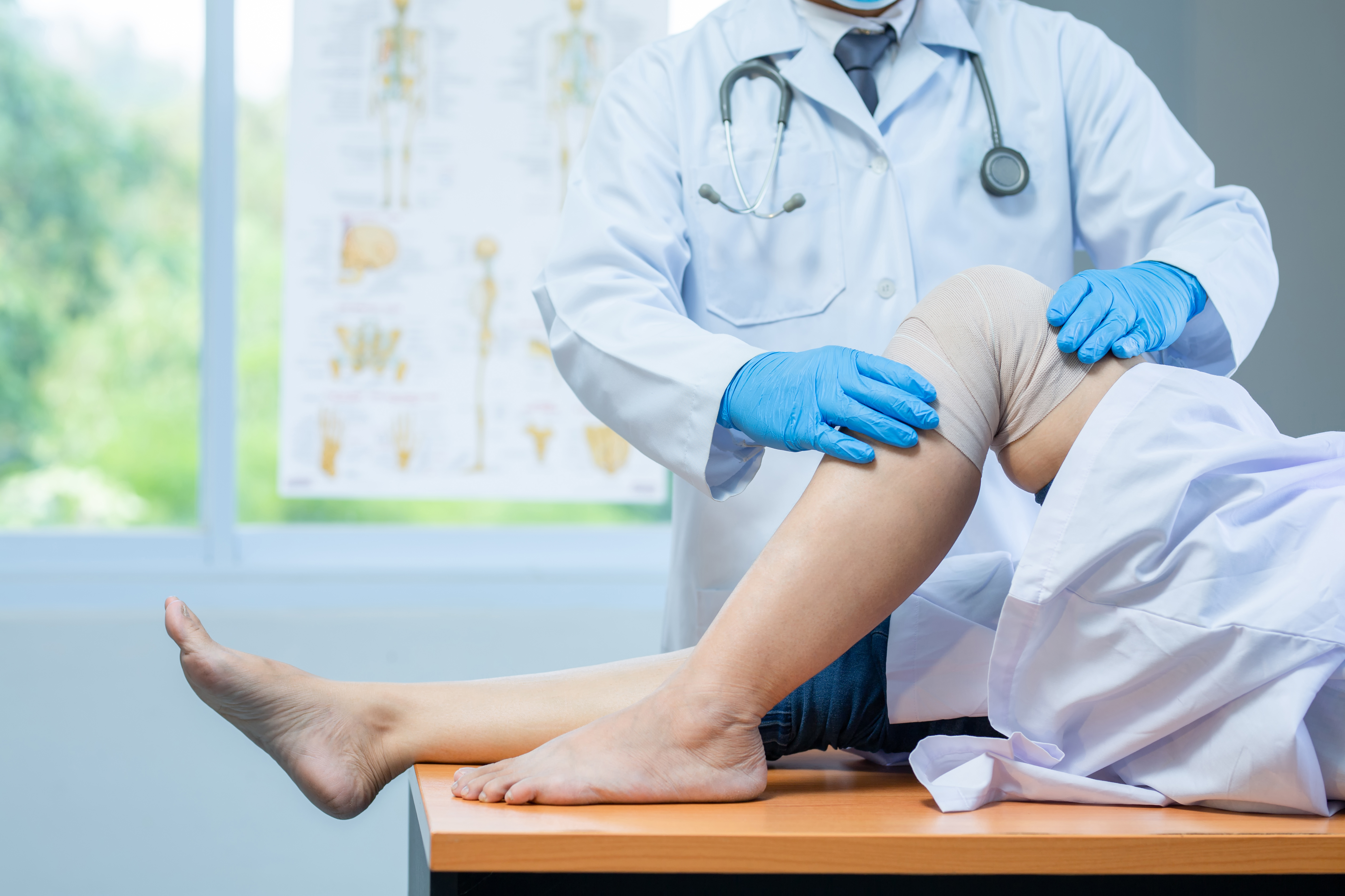 „Mă dor oasele de la frig”. Cum explică medicii durerea de articulații care apare odată cu schimbarea vremii