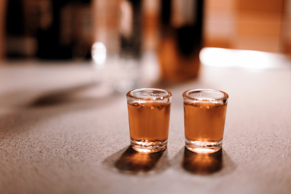 Cinci turiști au murit în Laos, după ce băut „shot-uri” primite gratuit. Avertisment printre călători, în timp ce poliția anchetează